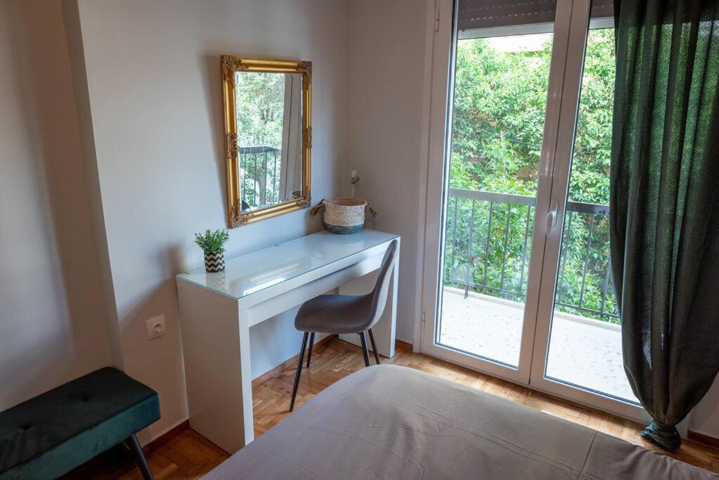 The Athenian Hideaway 2- Bedroom In Thiseio *